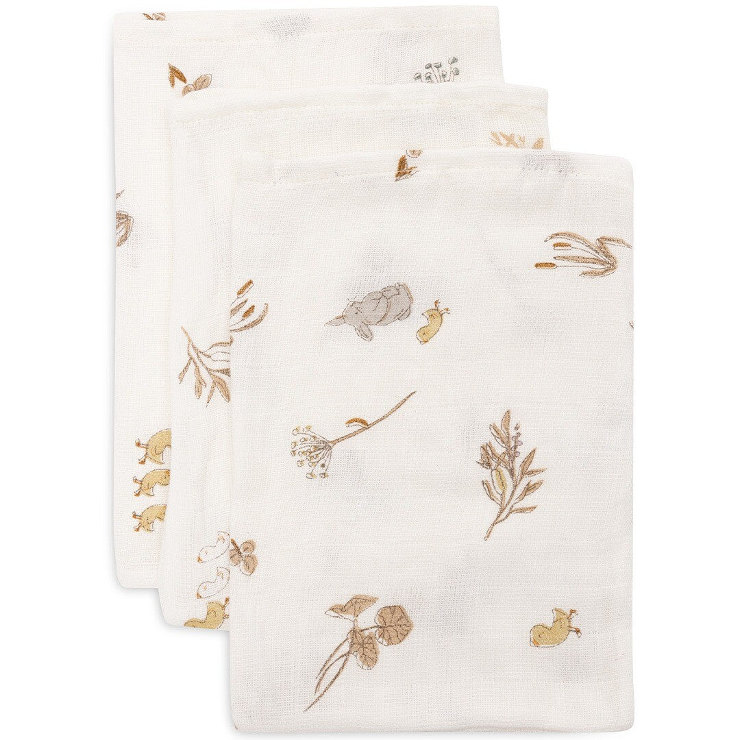 Drie opgevouwen Jollein hydrofiele washandjes met een beige patroon van rivierdiertjes en planten.