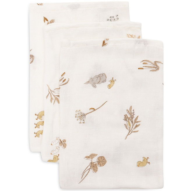 Drie opgevouwen Jollein hydrofiele washandjes met een beige patroon van rivierdiertjes en planten.