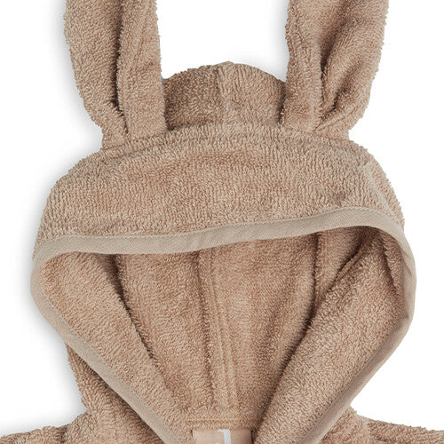 Detail van de capuchon met konijnenoren van de Jollein kinderbadjas.