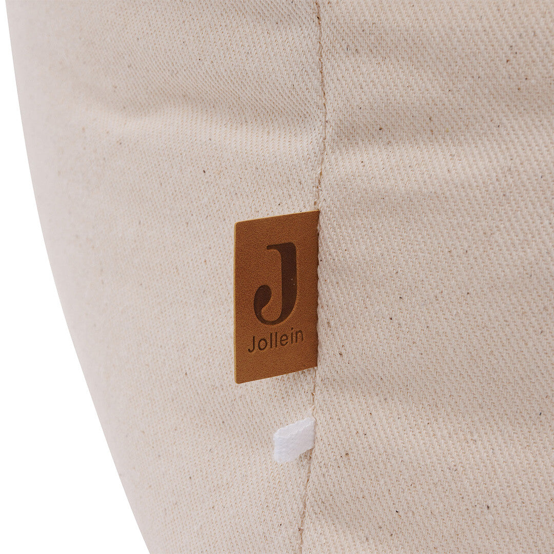 Detail van het Jollein merklabel op de beige kinderfauteuil.