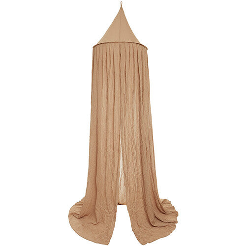 Jollein beige klamboe met puntige top, hangend op een witte achtergrond.