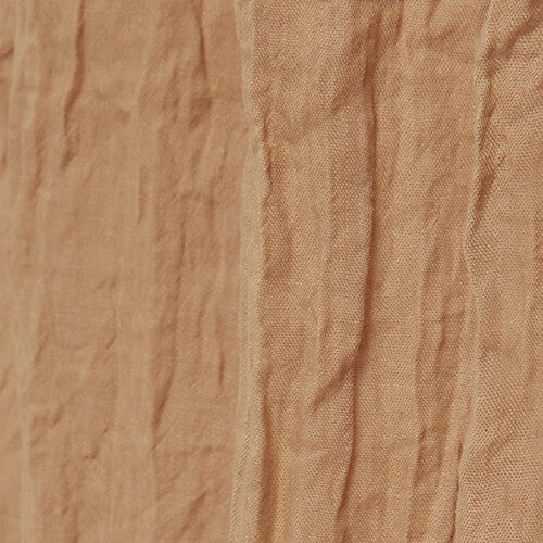 Detail van de beige, kreukelige stof van de Jollein klamboe.