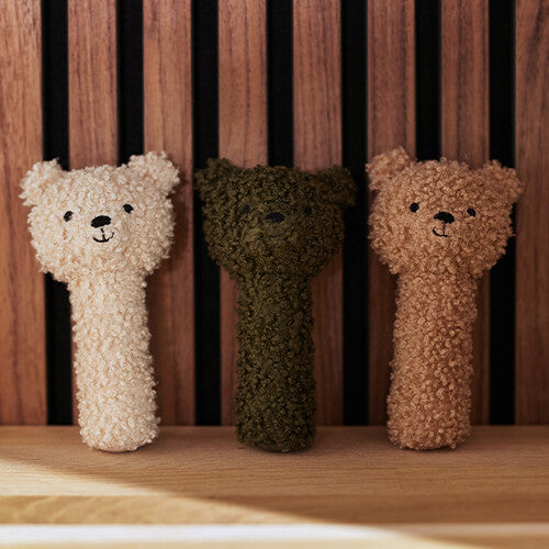 Drie jollein knijprammelaars in de vorm van teddyberen in verschillende kleuren.