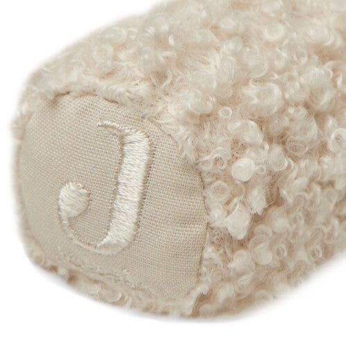 Detail van de onderkant van de Jollein knijprammelaar met een geborduurde letter J.