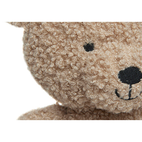 Detailopname van het gezicht van de Jollein pluchen knuffelbeer met textuur.