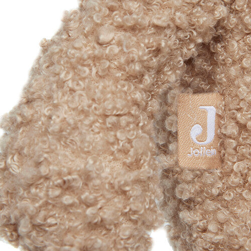 Detail van de textuur van de Jollein pluchen knuffelbeer met merklabel.