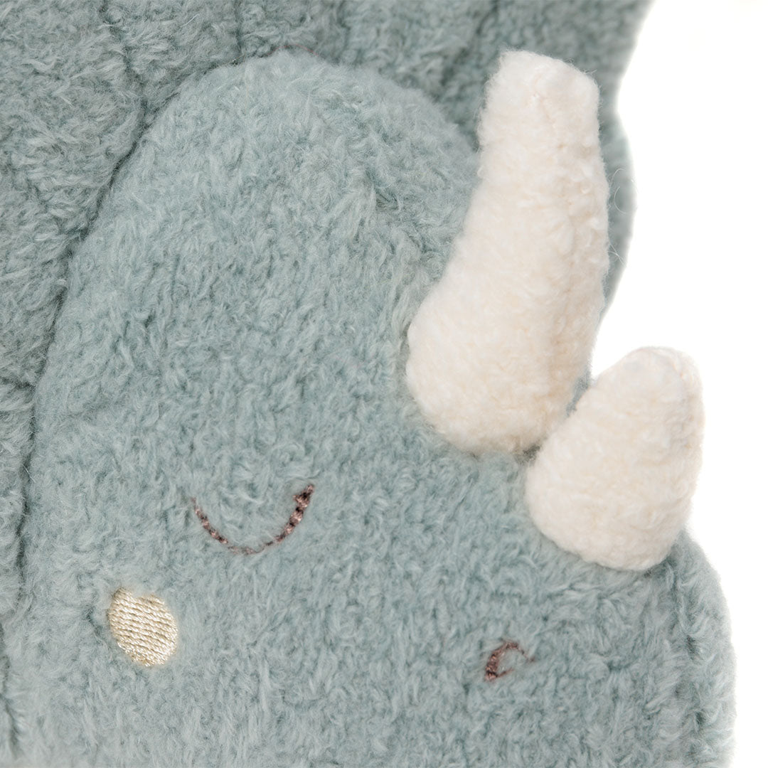 Detailopname van de kop van de Jollein pluchen triceratops knuffeldino met witte hoorns en geborduurde ogen.