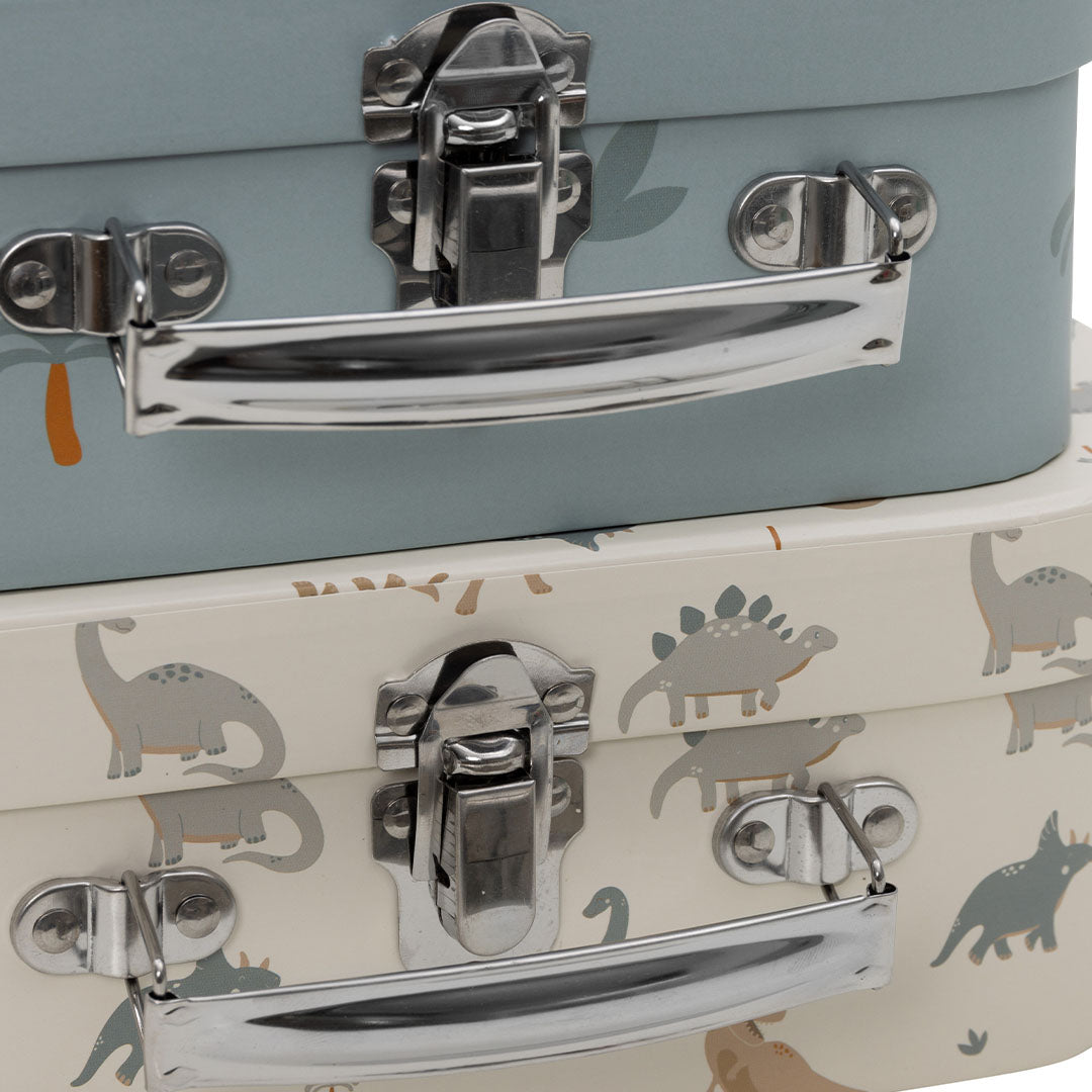 Detail van de zilverkleurige handvatten en sluitingen van de Jollein kinderkoffers met dinosauruspatroon.