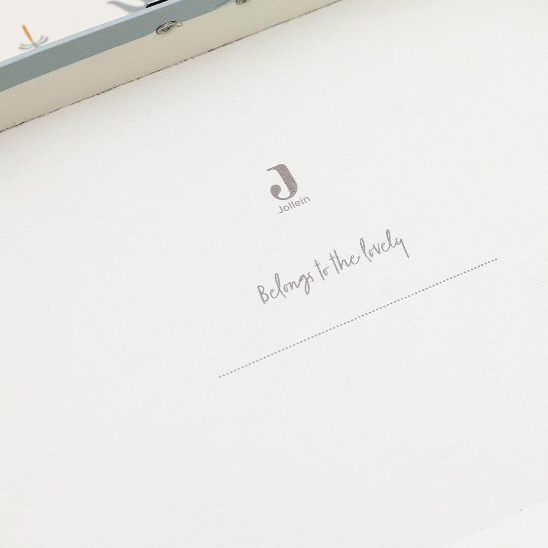 Detail van de binnenkant van een Jollein kinderkoffer met het merklogo en de tekst 'Belongs to the lovely'.