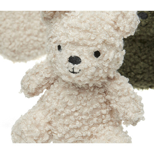 Detail van een lichtgekleurde, pluizige teddybeer van de mobile.