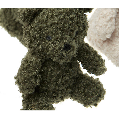 Detail van een donkergroene, pluizige teddybeer van de mobile.