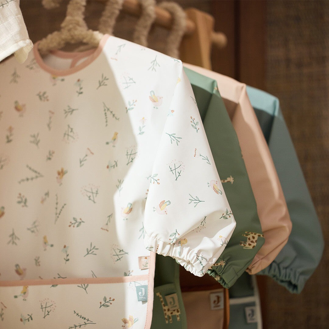 Collectie Jollein mouwslabben met diverse patronen hangend aan een rek.
