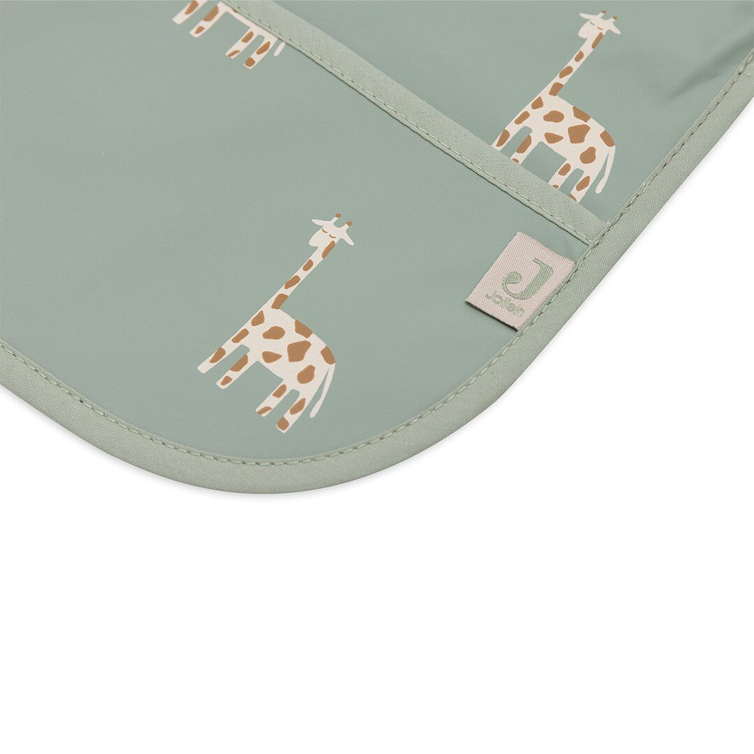 Detail van de Jollein mouwslab met giraffenpatroon en merklabel.