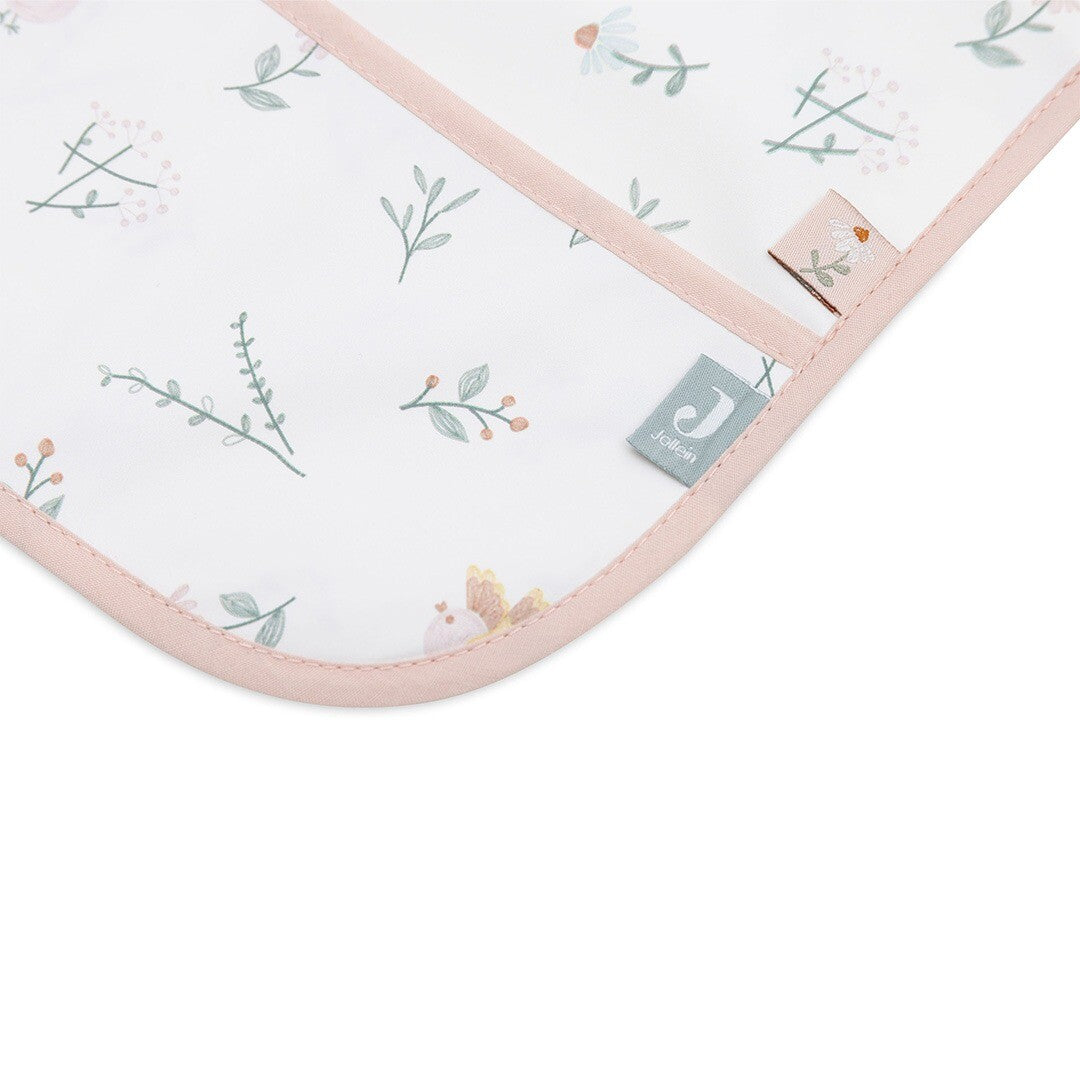 Detail van de Jollein mouwslab met 'Lovely Birds' patroon, roze bies en het merklabel.