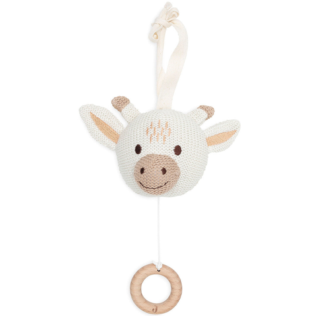 Jollein babyspeelgoed muziekdoosje in de vorm van een gebreide giraffenkop met houten ring, hangend tegen een witte achtergrond.