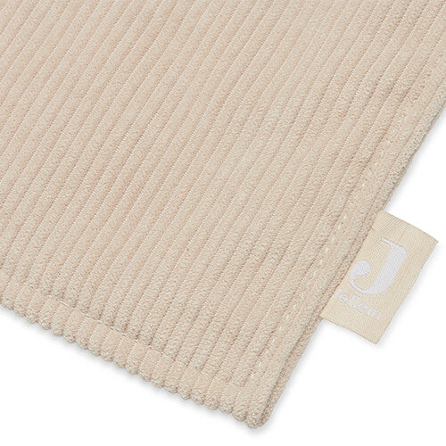 Detail van de Jollein baby organizer met nougat corduroy stof en het merklabel.