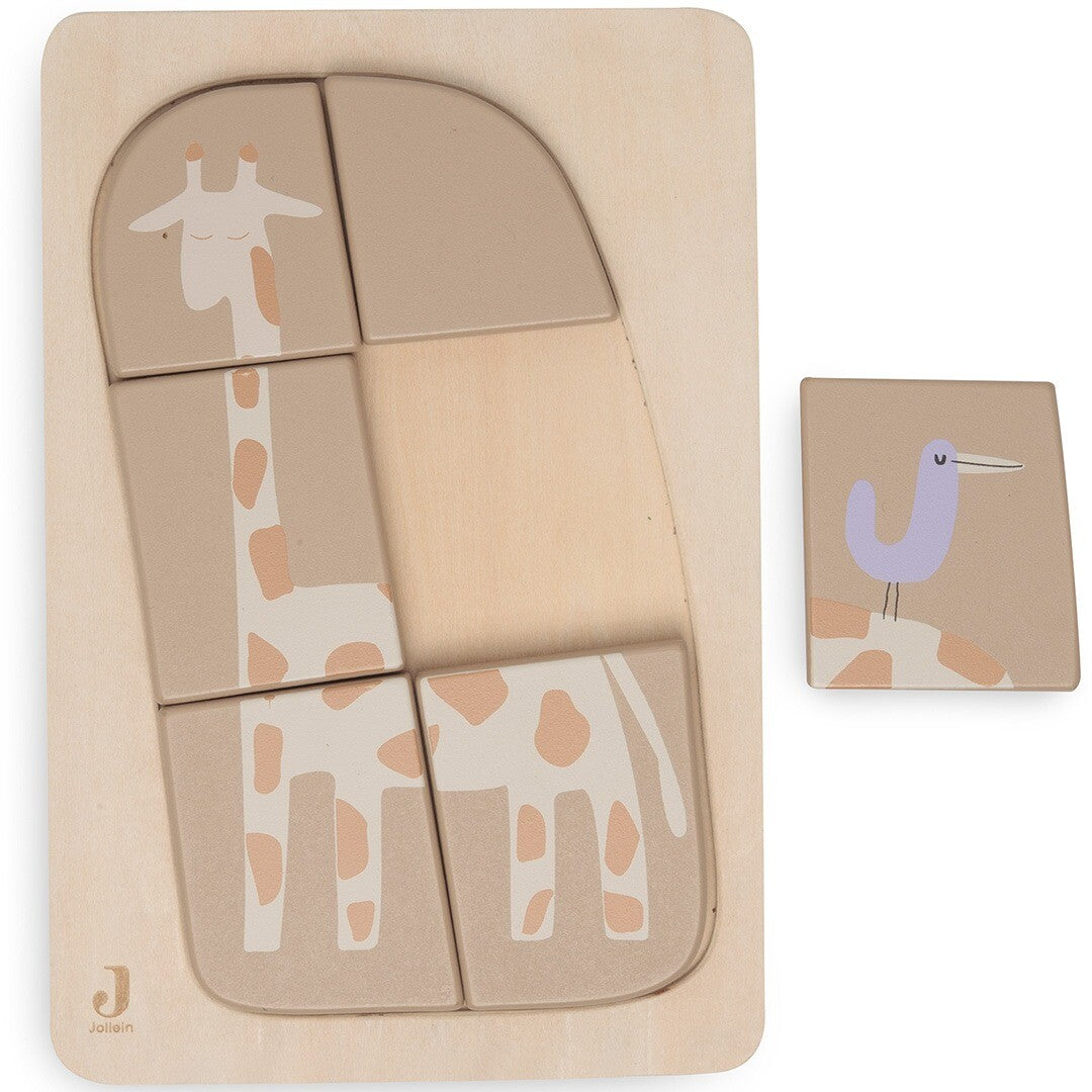 Jollein houten peuterpuzzel met een giraffe die bijna compleet is, en een los puzzelstukje met een vogel ernaast.