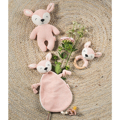Collectie roze gebreid babyspeelgoed met hertenthema, inclusief een knuffel, knuffeldoekje en rammelaar met bijtring.