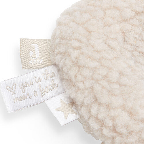 Detail van de Jollein pluche maan rammelaar met merk- en tekstlabels.