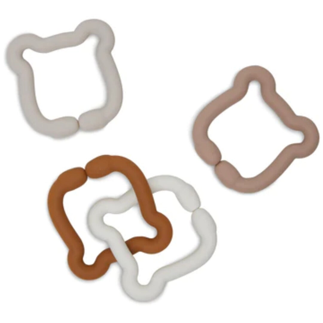 Drie Jollein siliconen bijtspeelgoedringen in teddy bear vorm, in bruin, wit en beige, deels aan elkaar gekoppeld op een witte achtergrond.