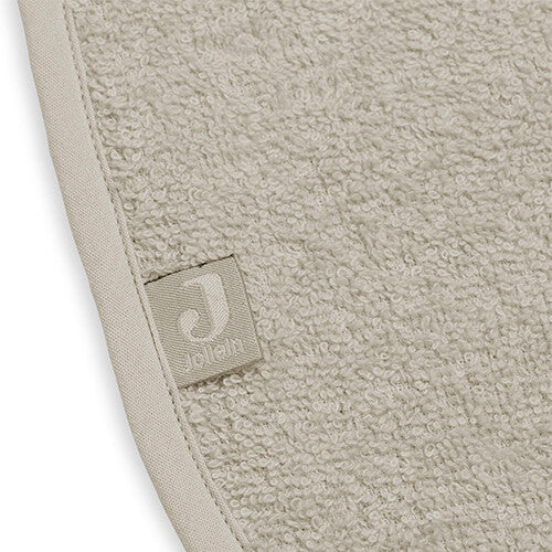 Detail van het Jollein beige badstof slabbetje met merklabel.