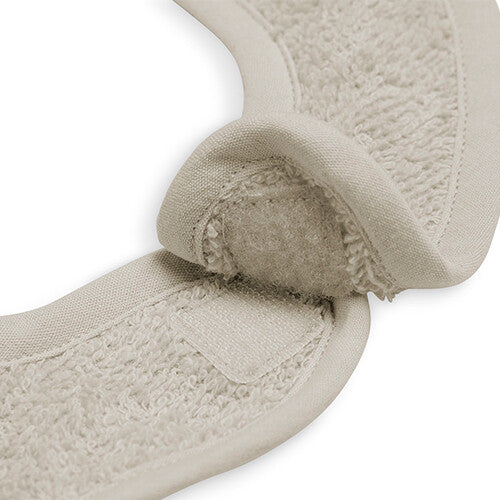 Detail van de klittenbandsluiting van het Jollein beige slabbetje.