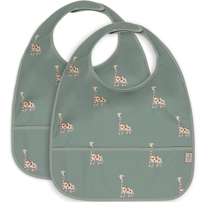 Twee Jollein waterdichte babyslabbetjes in groen met giraffenpatroon.