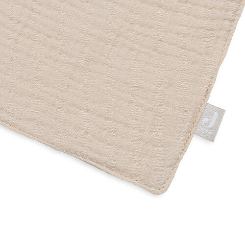 Detail van de textuur en het merklabel van de Jollein speendoek.