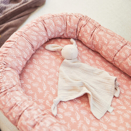 Jollein speendoek bunny ears in een roze baby nestje.