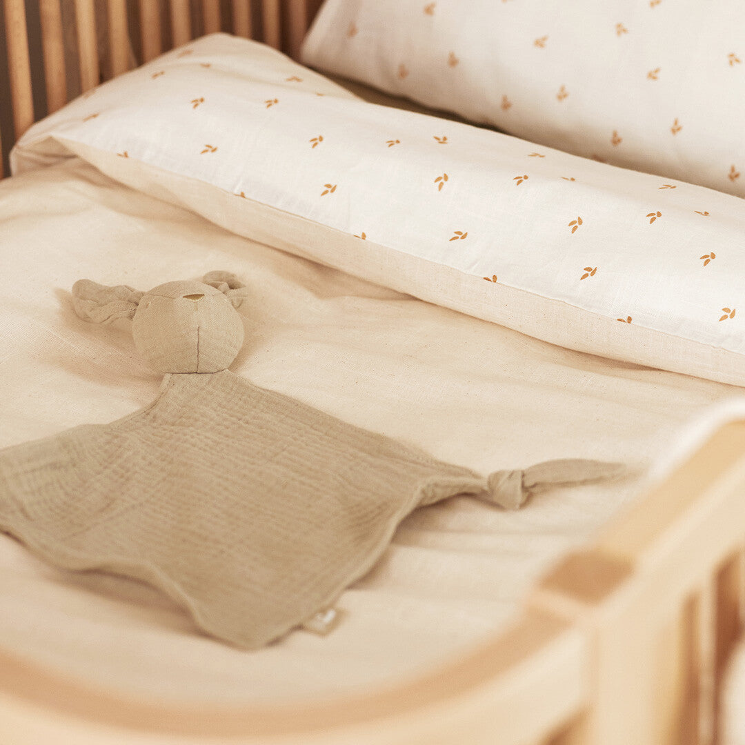 Jollein babyspeelgoed speendoek met konijnenhoofd in een babybedje.