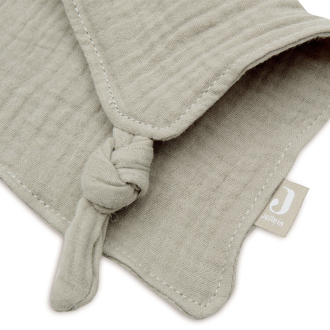 Detail van de Jollein babyspeelgoed speendoek met geknoopte hoek en merklabel.