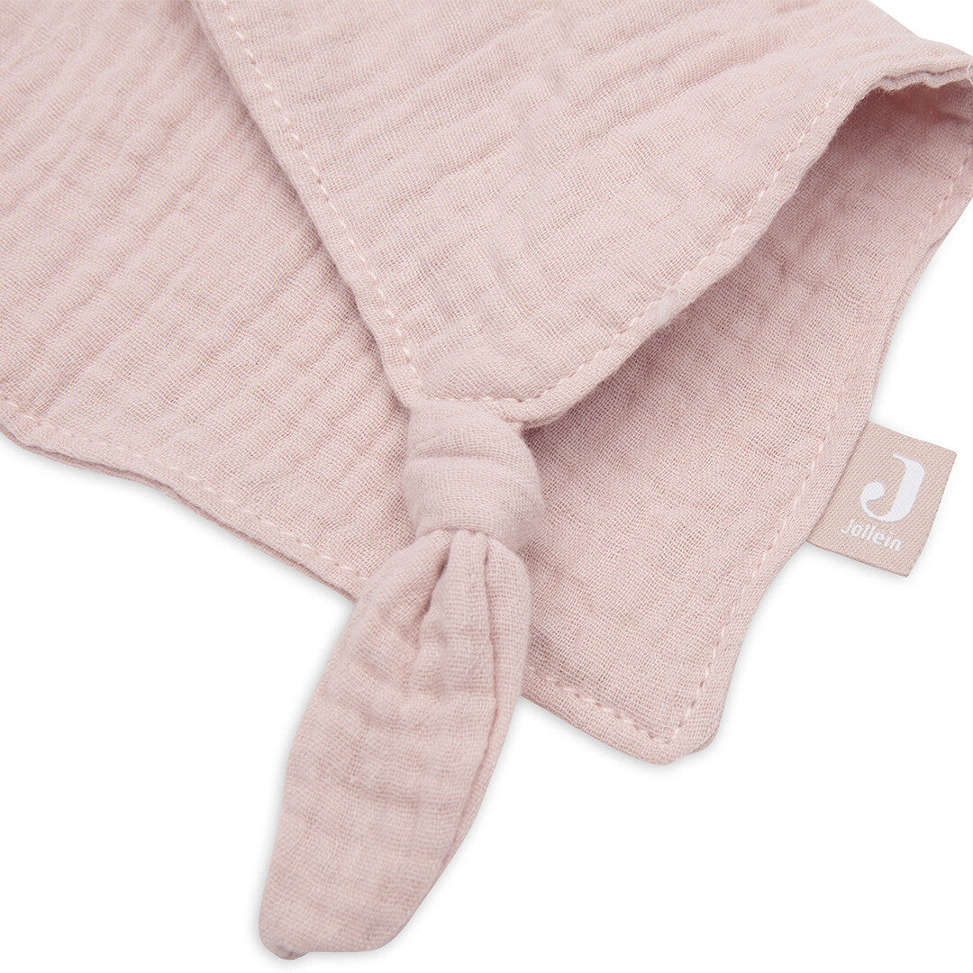 Detail van de Jollein roze babyspeendoek met textuur, een geknoopte hoek en het merklabel.