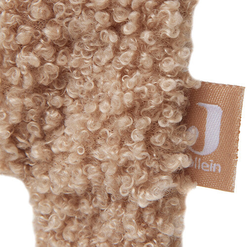 Detail van de getextureerde stof van het Jollein teddy bear speendoekje met het merklabel.