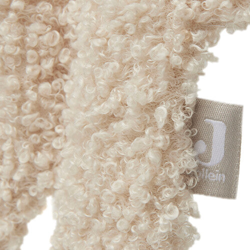 Detail van de beige teddybeer speendoek met het jollein merklabel.