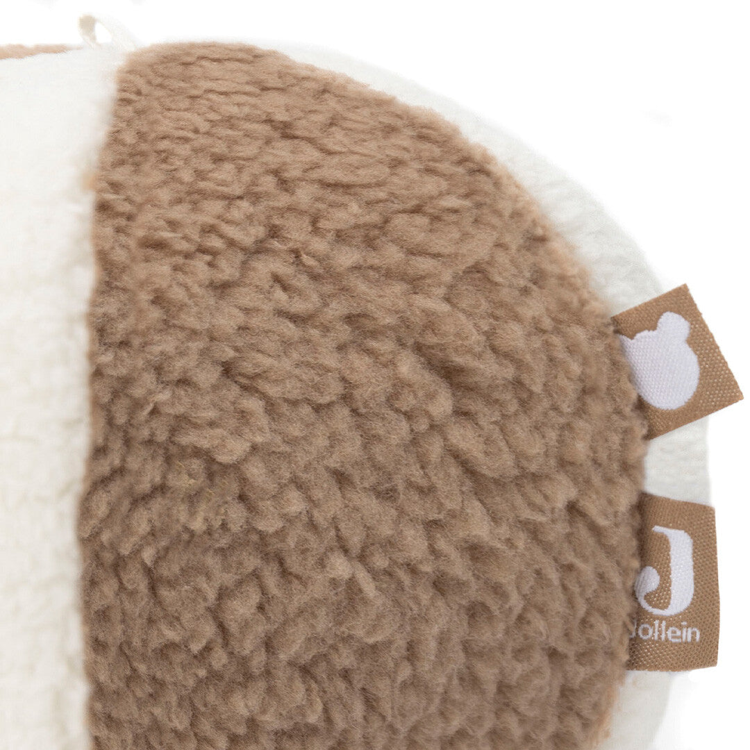 Detail van de Jollein stoffen speelbal met bruin-witte strepen en merklabel.
