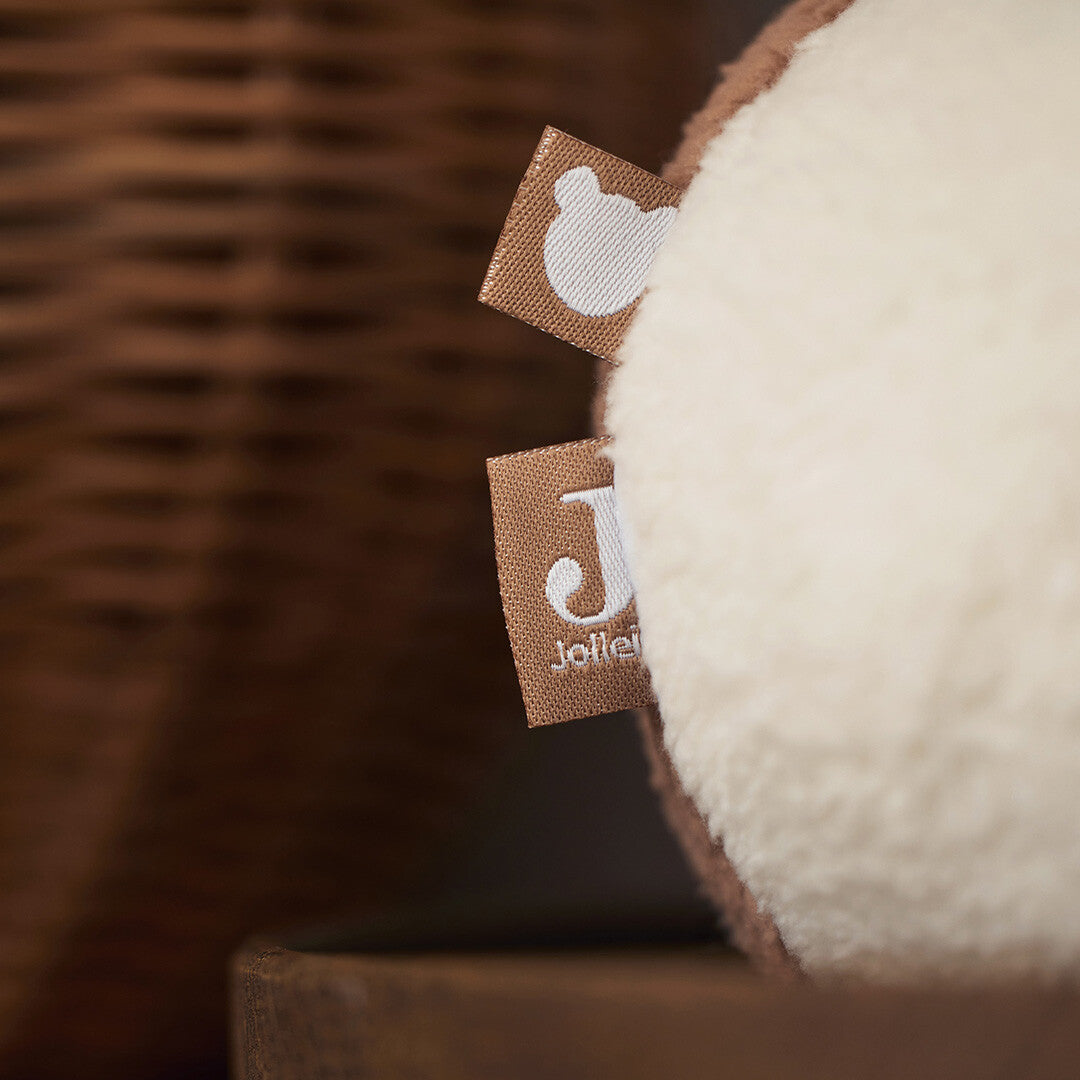 Detail van de Jollein merklabels op de stoffen speelbal.