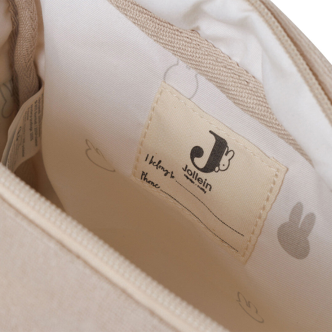 Detail van de open Jollein toilettas met Miffy-patroon aan de binnenkant en een naamlabel.