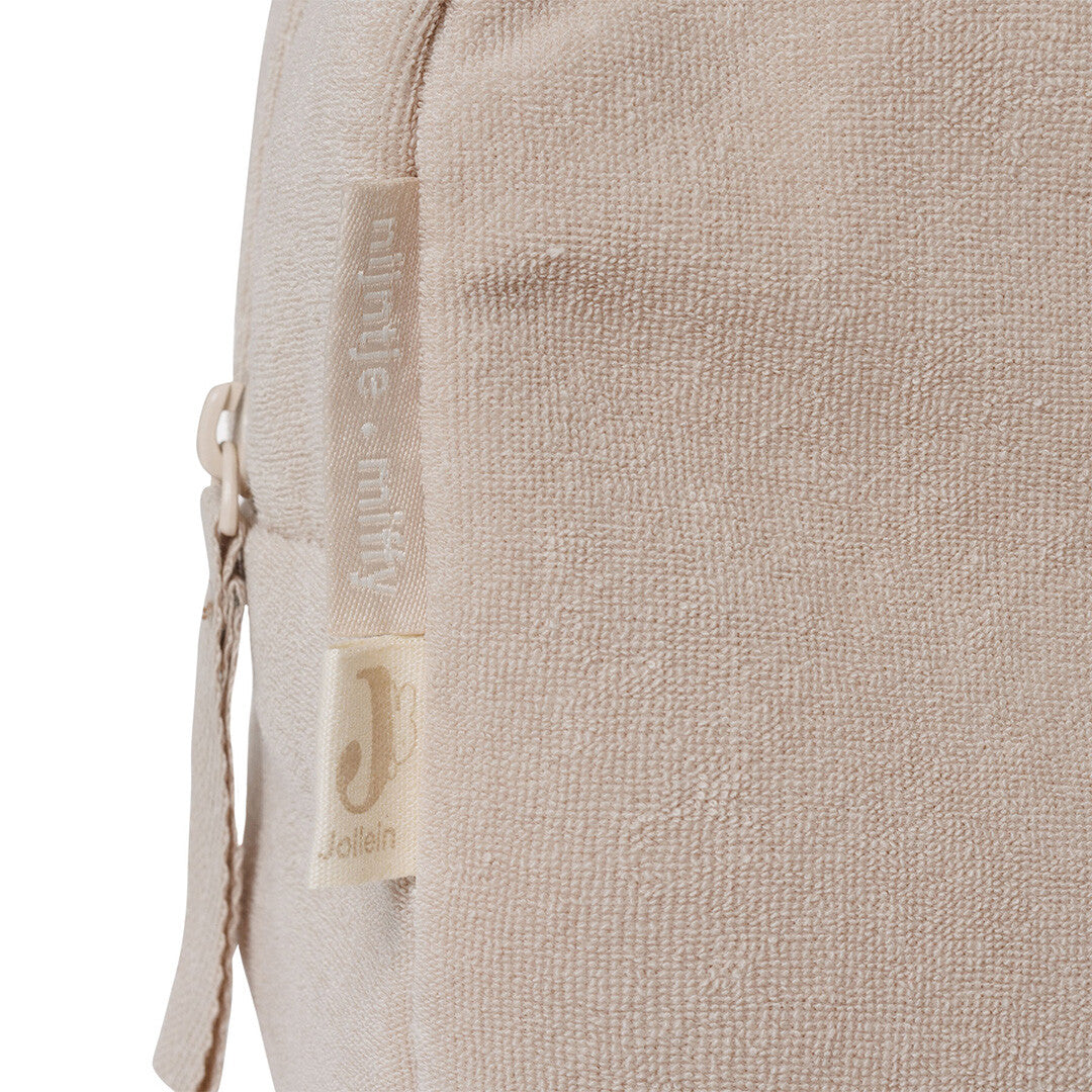 Detail van de zijkant van de Jollein badstof toilettas met de merk- en Miffy-labels.