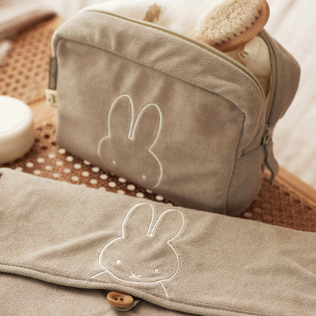 Open Jollein badstof toilettas met Miffy-opdruk en een borstel erin, naast een bijpassend item.