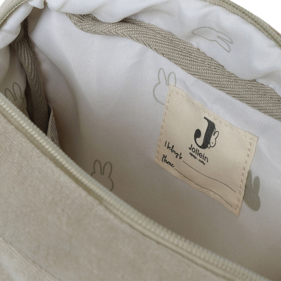 Detail van de open Jollein toilettas met het label 'Jollein' en 'nijntje - miffy' aan de binnenkant.