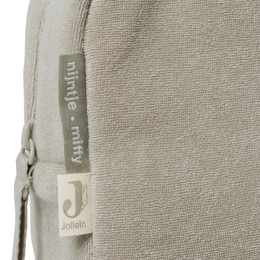 Detail van de badstof textuur van de Jollein toilettas met de merklabels 'Jollein' en 'nijntje - miffy'.