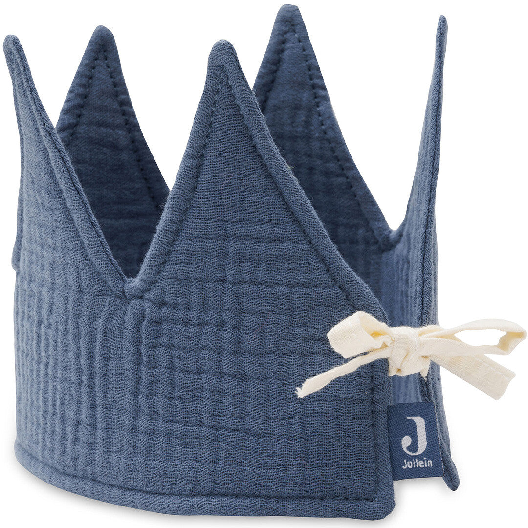 Achterkant van de Jollein blauwe stoffen verjaardagskroon met strikbandjes en merklabel.