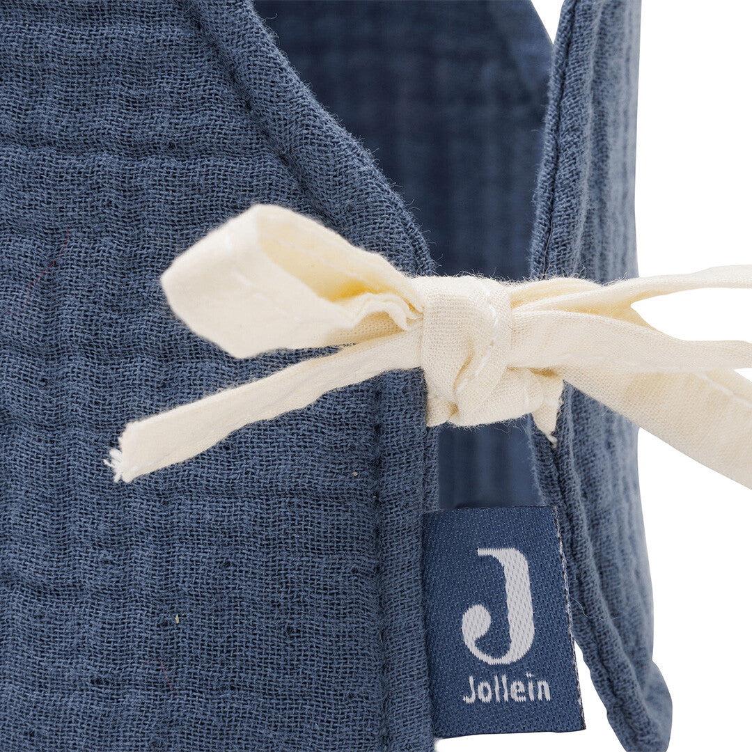 Detail van de strikbandjes en het Jollein merklabel op de blauwe stoffen verjaardagskroon.