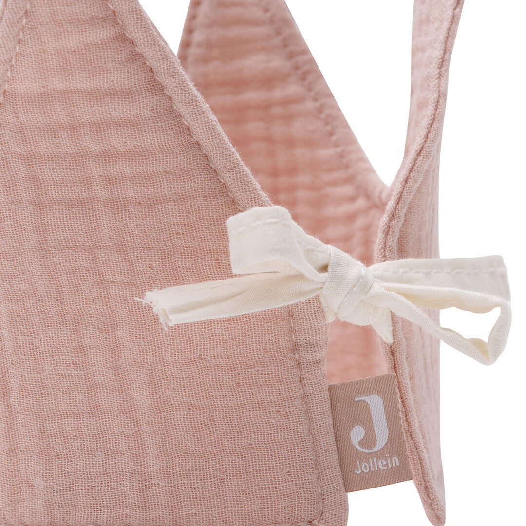 Detail van het witte strikje en het Jollein merklabel op de roze stoffen verjaardagskroon.