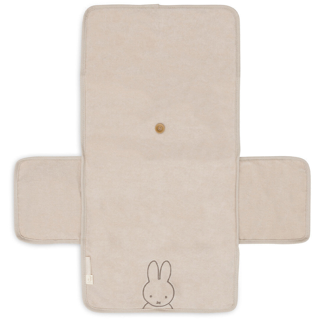 Jollein baby verschoonmat van badstof in nougatkleur, volledig opengevouwen met geborduurde Miffy aan de onderkant.
