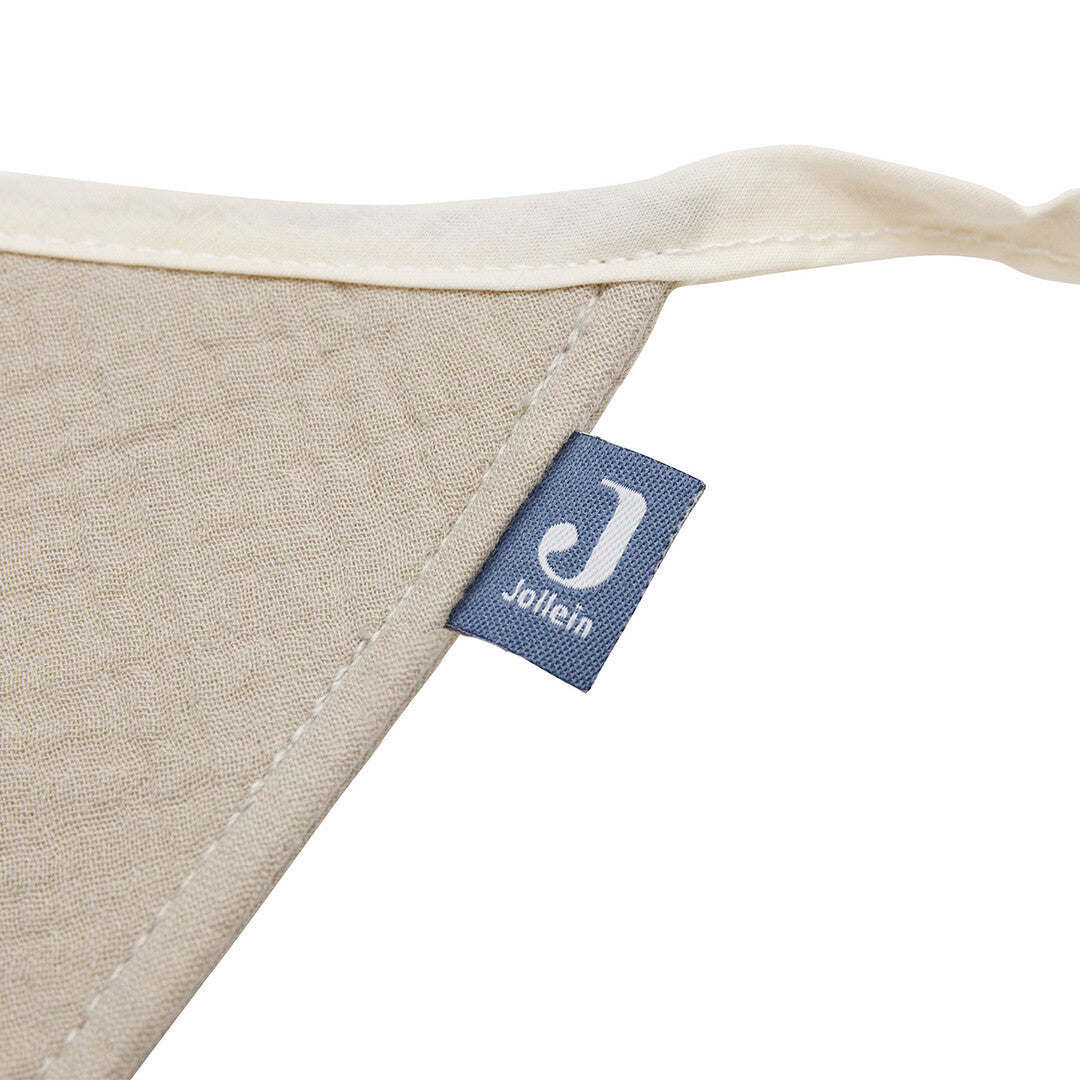 Detail van de Jollein vlaggenslinger met het merklabel op een beige vlaggetje.