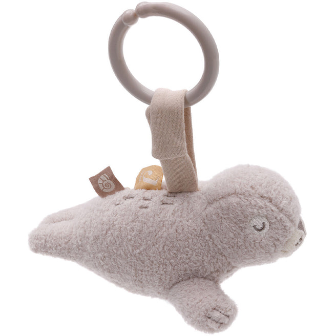 Jollein wagenhanger in de vorm van een beige pluche zeehond met een grijze ring.