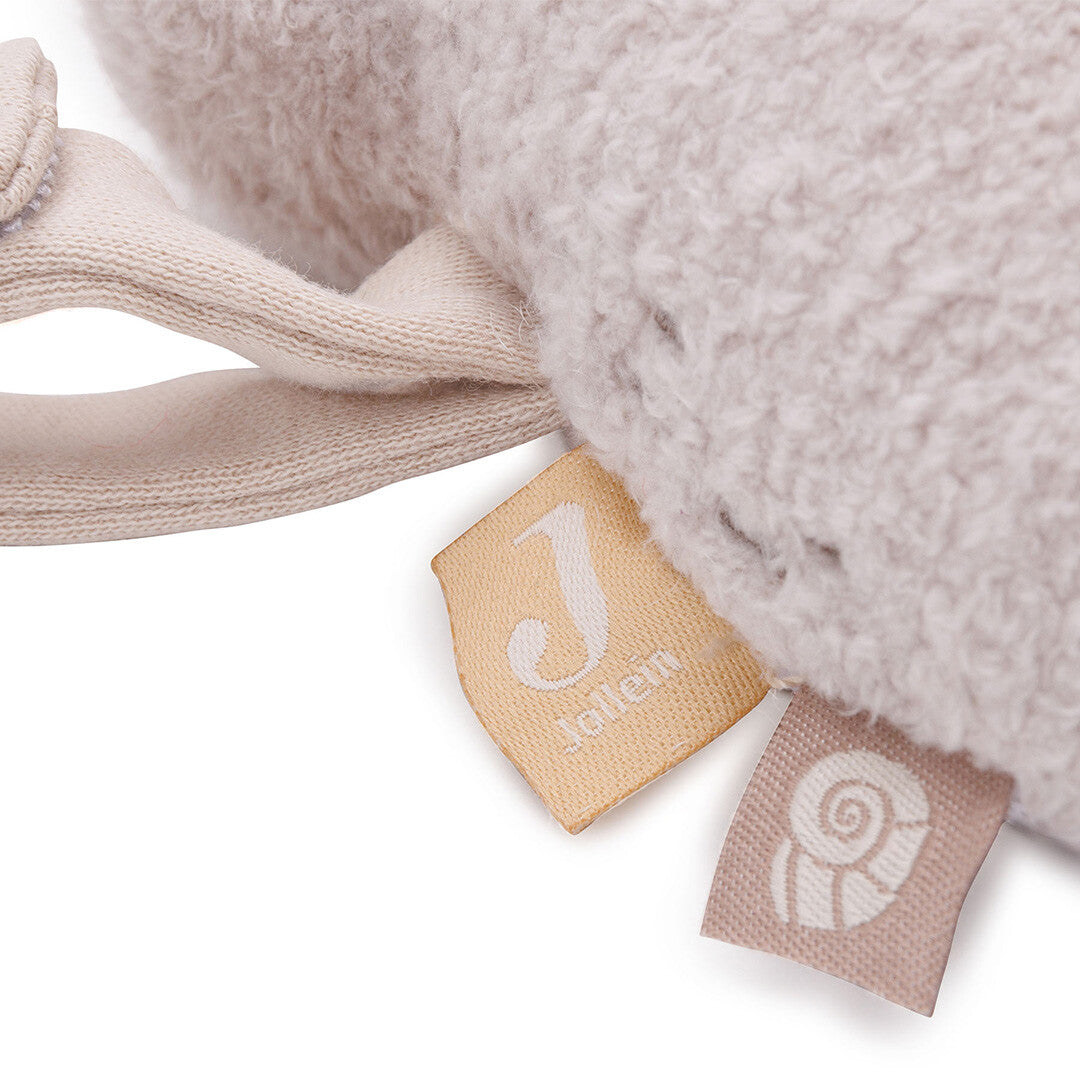 Detail van de Jollein wagenhanger met twee stoffen labels, waaronder één met het Jollein logo.