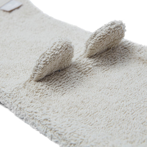 Detail van de oortjes op het beige washandje.