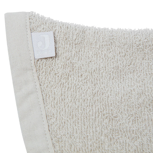 Detail van het Jollein merklabel op het beige washandje.